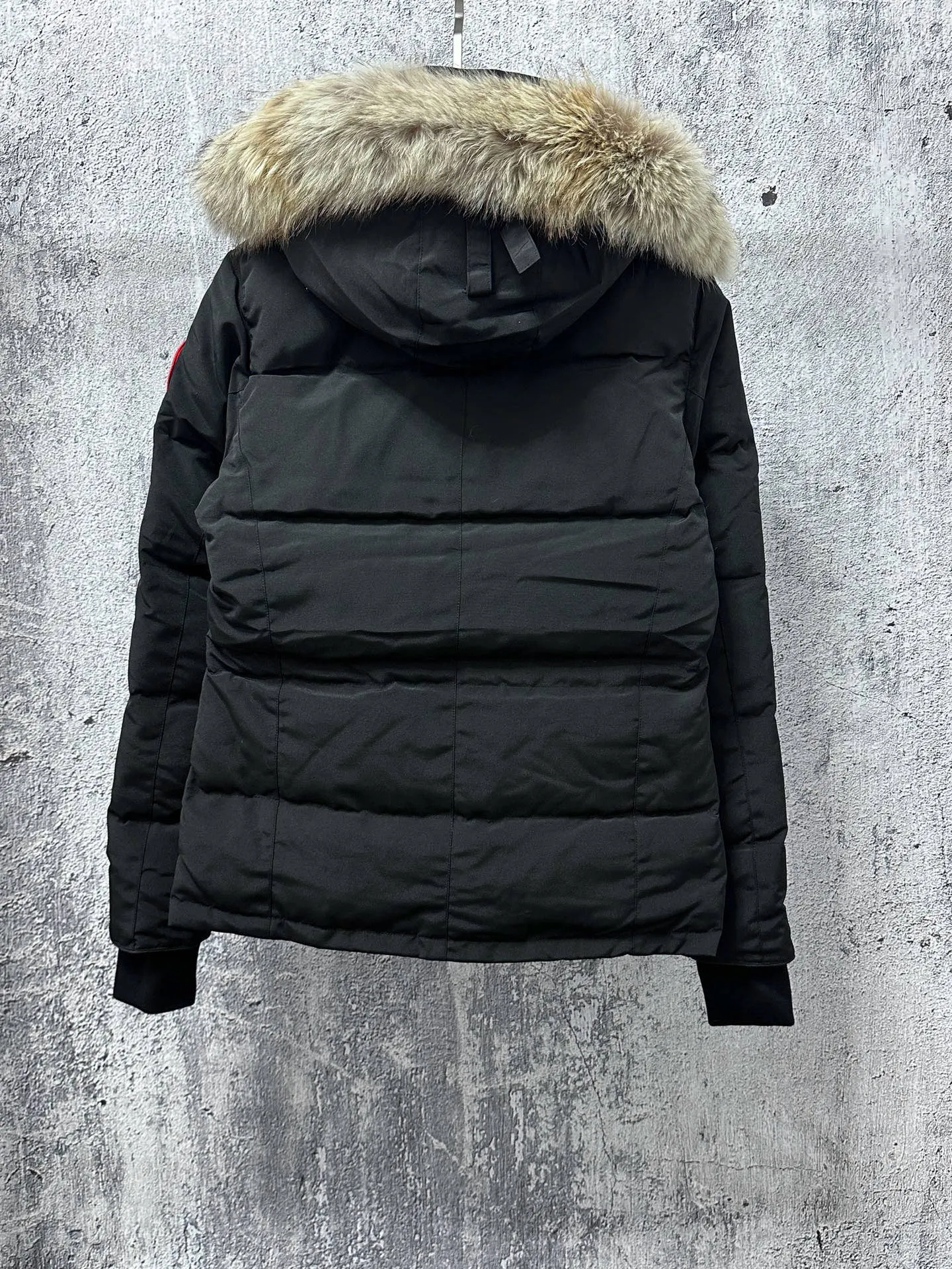 P (contains hair) Nude clothing [Canada goose Chelsea] women's parka down coat, warm and comfortable. The adjustable hood features a high collar and concealed snap-button closure for extended coverage. And for greater protection against the elements, the detachable wolf fur collar. It features a sturdy YKK® two-way lockable zipper at the center front and a retractable waist cord at the inner waist. Designed with internal straps for carrying over the shoulder. Fleece-lined exterior handwarmer pockets. Sturdy ribbed knit cuffs for cold protection and warmth Size:XS-XXL